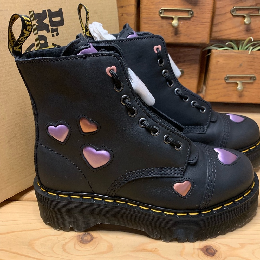 Dr. Martens Sinclair Leather Heart Platform Boots Black Purple Womens Size 8